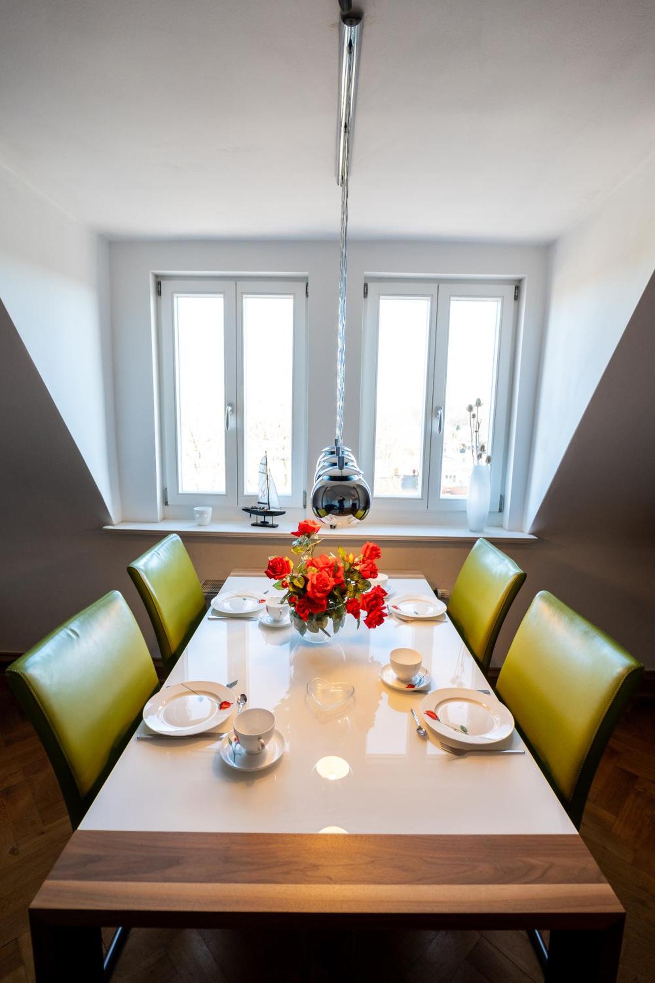 Doppelhaus- Villa Leipzig Schleussig , Moderner Altbau Apartment Dachetage Mit 2 Schlafzimmern Und Separatem Zusatzzimmer , Parkplatz - Balkon - Kamin - Eicheparkett - Arbeitsplatz Zewnętrze zdjęcie