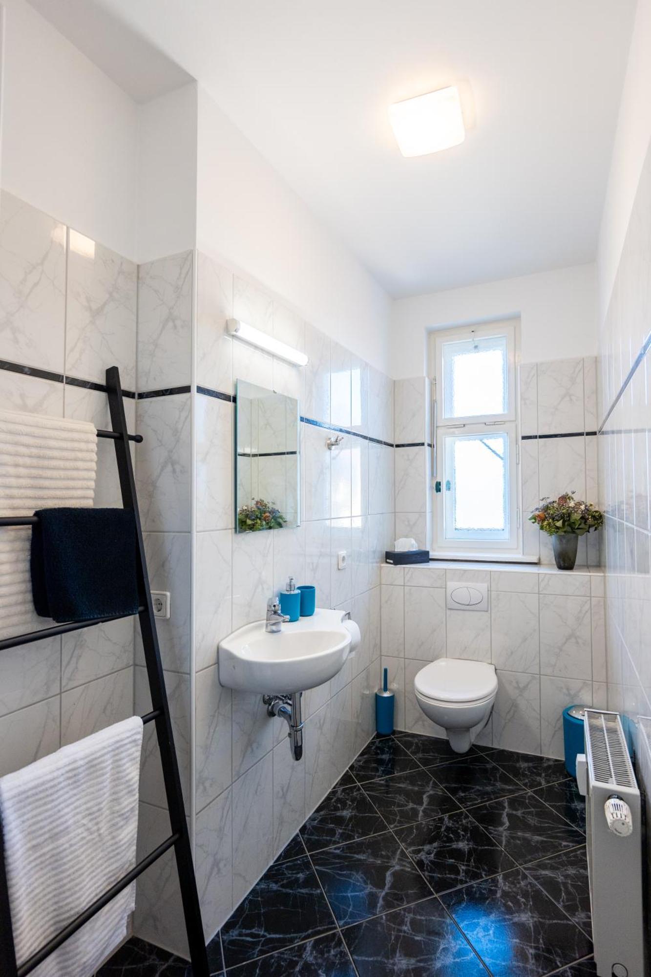 Doppelhaus- Villa Leipzig Schleussig , Moderner Altbau Apartment Dachetage Mit 2 Schlafzimmern Und Separatem Zusatzzimmer , Parkplatz - Balkon - Kamin - Eicheparkett - Arbeitsplatz Zewnętrze zdjęcie
