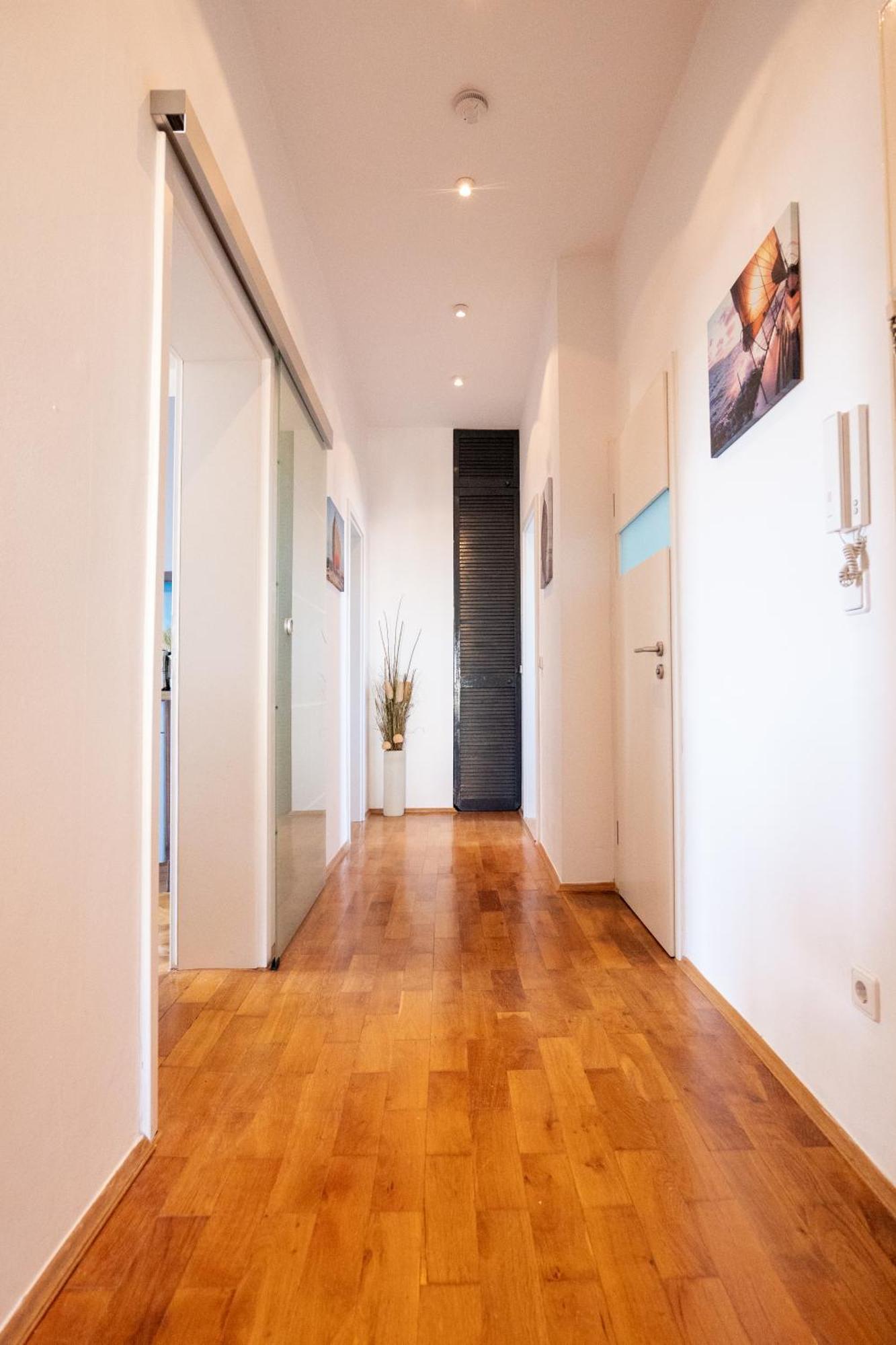 Doppelhaus- Villa Leipzig Schleussig , Moderner Altbau Apartment Dachetage Mit 2 Schlafzimmern Und Separatem Zusatzzimmer , Parkplatz - Balkon - Kamin - Eicheparkett - Arbeitsplatz Zewnętrze zdjęcie