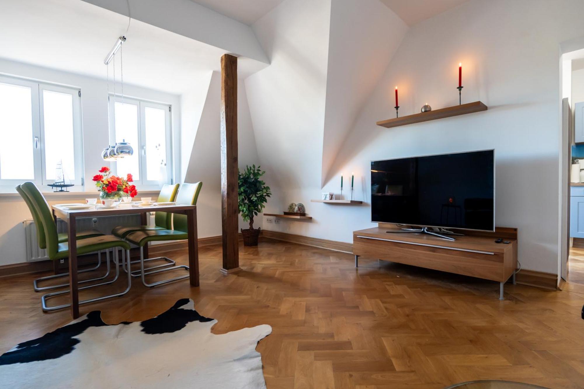Doppelhaus- Villa Leipzig Schleussig , Moderner Altbau Apartment Dachetage Mit 2 Schlafzimmern Und Separatem Zusatzzimmer , Parkplatz - Balkon - Kamin - Eicheparkett - Arbeitsplatz Zewnętrze zdjęcie
