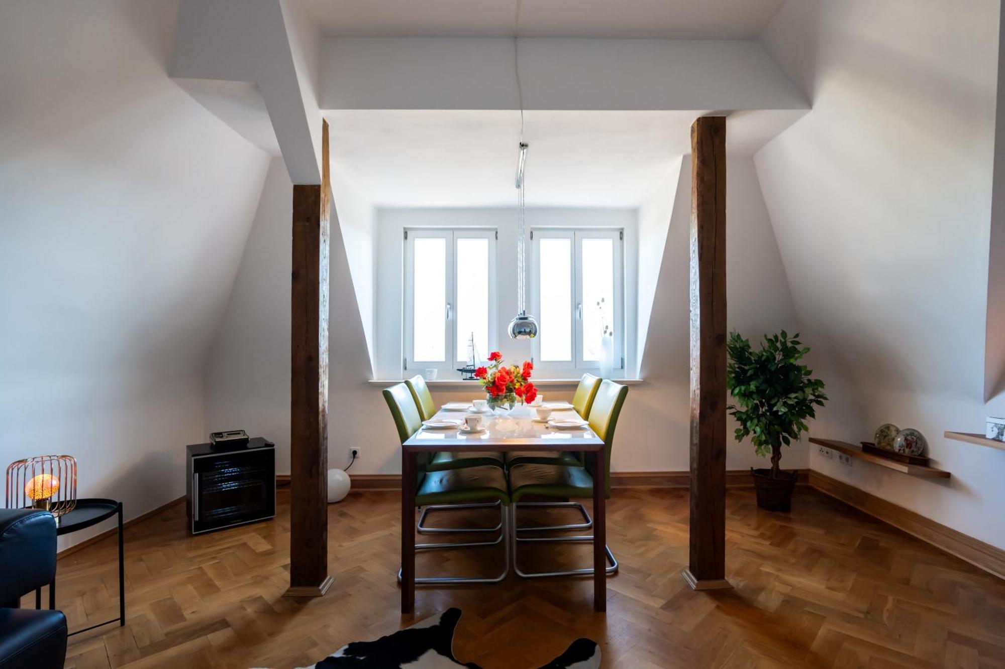 Doppelhaus- Villa Leipzig Schleussig , Moderner Altbau Apartment Dachetage Mit 2 Schlafzimmern Und Separatem Zusatzzimmer , Parkplatz - Balkon - Kamin - Eicheparkett - Arbeitsplatz Zewnętrze zdjęcie