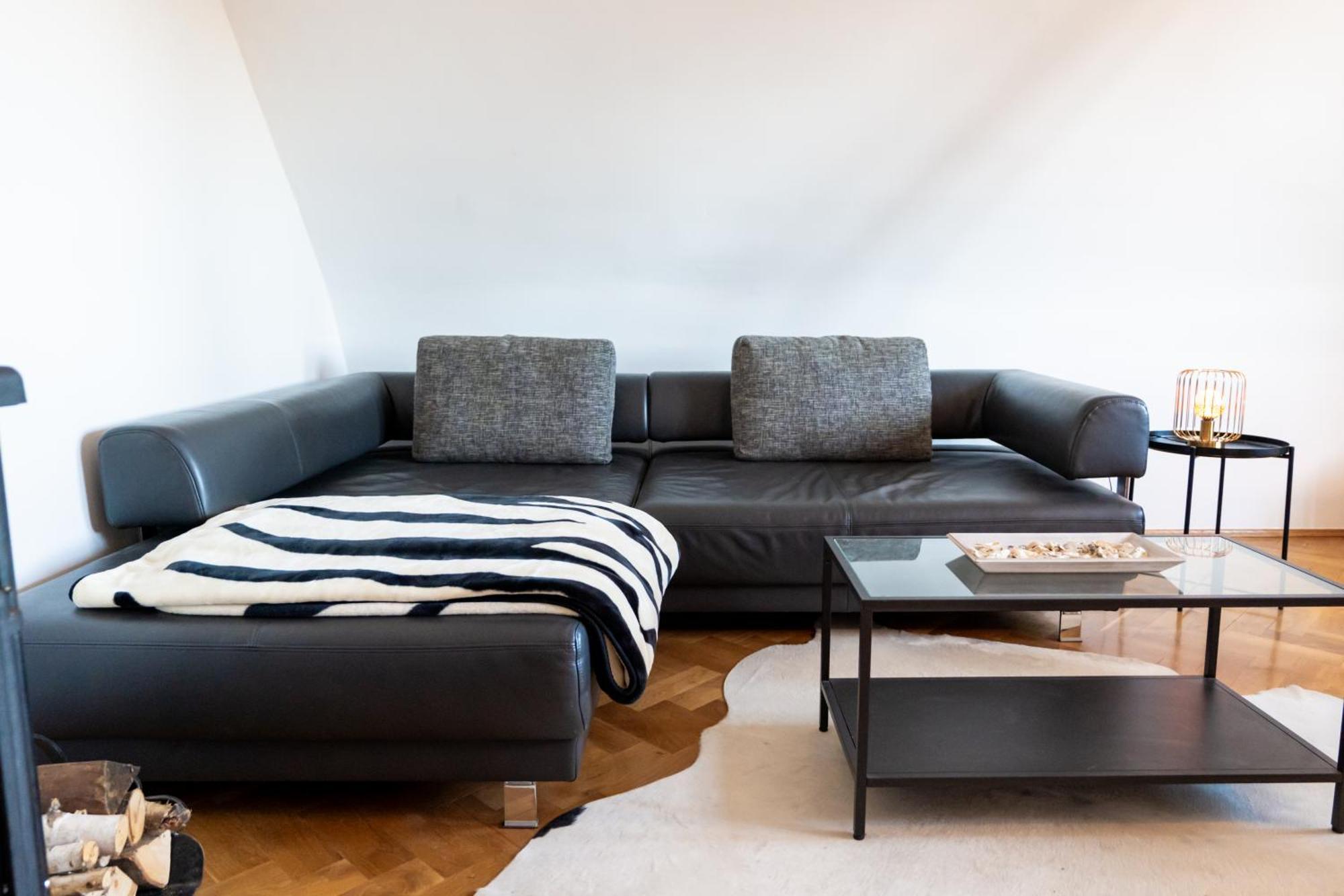 Doppelhaus- Villa Leipzig Schleussig , Moderner Altbau Apartment Dachetage Mit 2 Schlafzimmern Und Separatem Zusatzzimmer , Parkplatz - Balkon - Kamin - Eicheparkett - Arbeitsplatz Zewnętrze zdjęcie