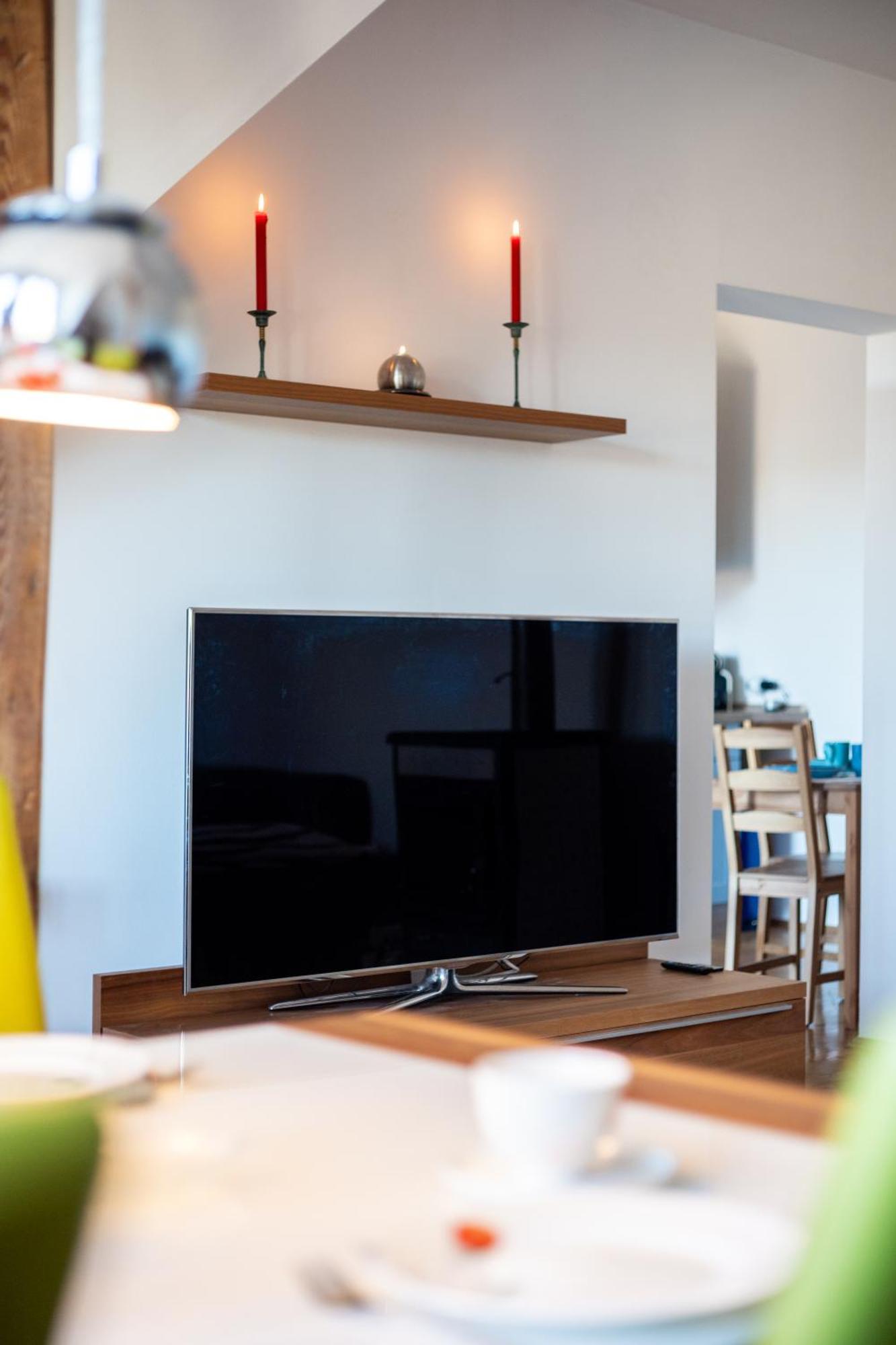 Doppelhaus- Villa Leipzig Schleussig , Moderner Altbau Apartment Dachetage Mit 2 Schlafzimmern Und Separatem Zusatzzimmer , Parkplatz - Balkon - Kamin - Eicheparkett - Arbeitsplatz Zewnętrze zdjęcie