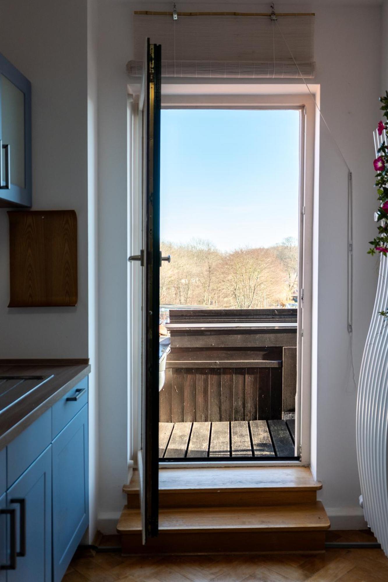Doppelhaus- Villa Leipzig Schleussig , Moderner Altbau Apartment Dachetage Mit 2 Schlafzimmern Und Separatem Zusatzzimmer , Parkplatz - Balkon - Kamin - Eicheparkett - Arbeitsplatz Zewnętrze zdjęcie