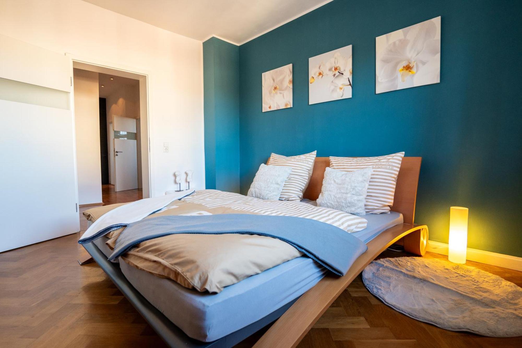 Doppelhaus- Villa Leipzig Schleussig , Moderner Altbau Apartment Dachetage Mit 2 Schlafzimmern Und Separatem Zusatzzimmer , Parkplatz - Balkon - Kamin - Eicheparkett - Arbeitsplatz Zewnętrze zdjęcie