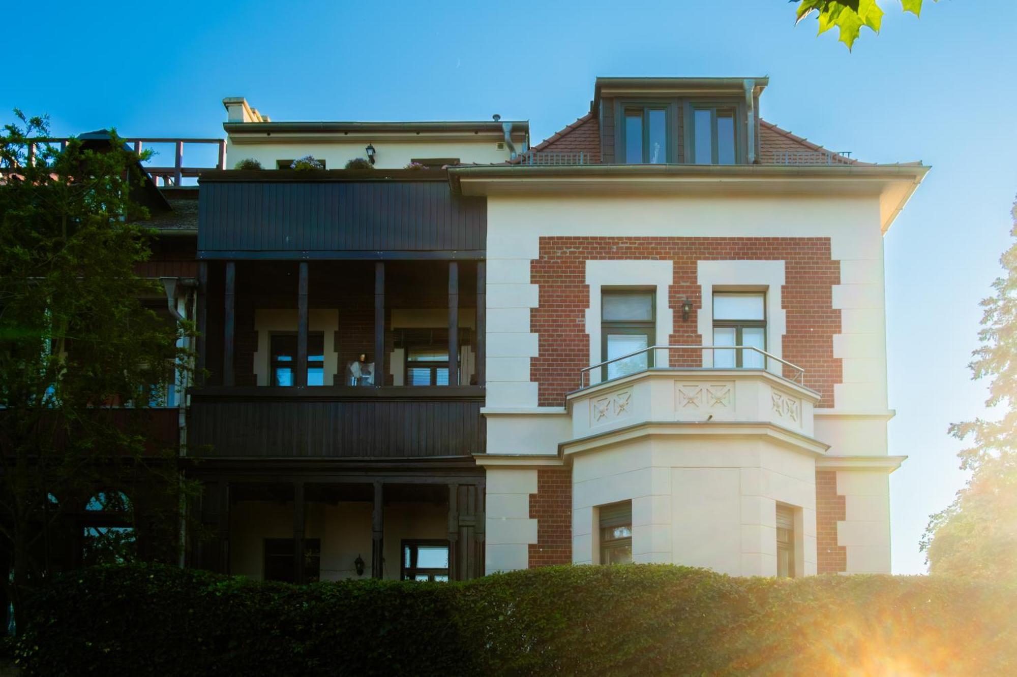 Doppelhaus- Villa Leipzig Schleussig , Moderner Altbau Apartment Dachetage Mit 2 Schlafzimmern Und Separatem Zusatzzimmer , Parkplatz - Balkon - Kamin - Eicheparkett - Arbeitsplatz Zewnętrze zdjęcie