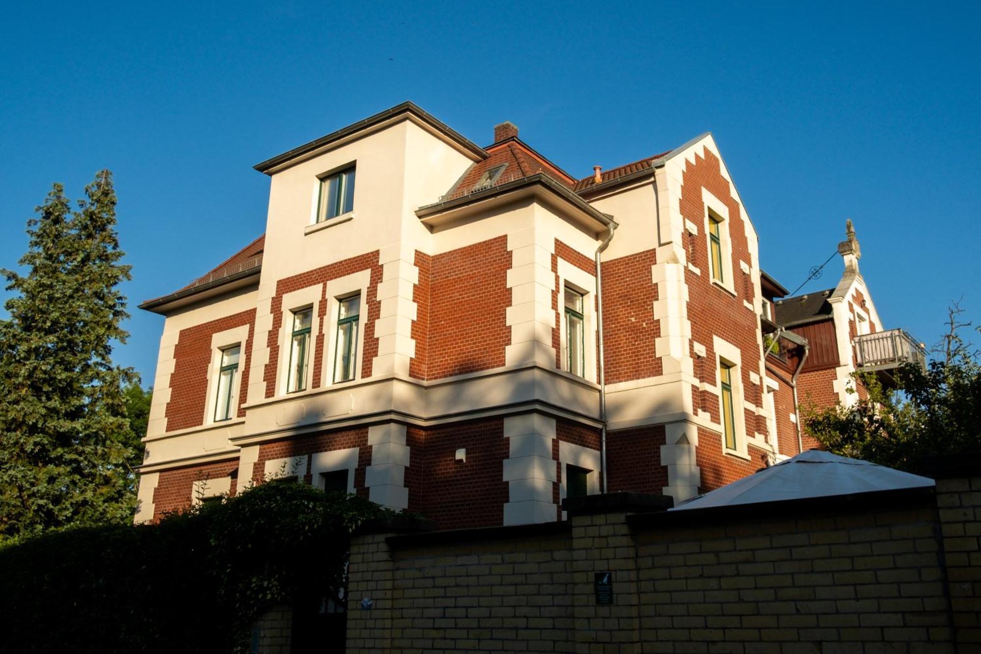 Doppelhaus- Villa Leipzig Schleussig , Moderner Altbau Apartment Dachetage Mit 2 Schlafzimmern Und Separatem Zusatzzimmer , Parkplatz - Balkon - Kamin - Eicheparkett - Arbeitsplatz Zewnętrze zdjęcie