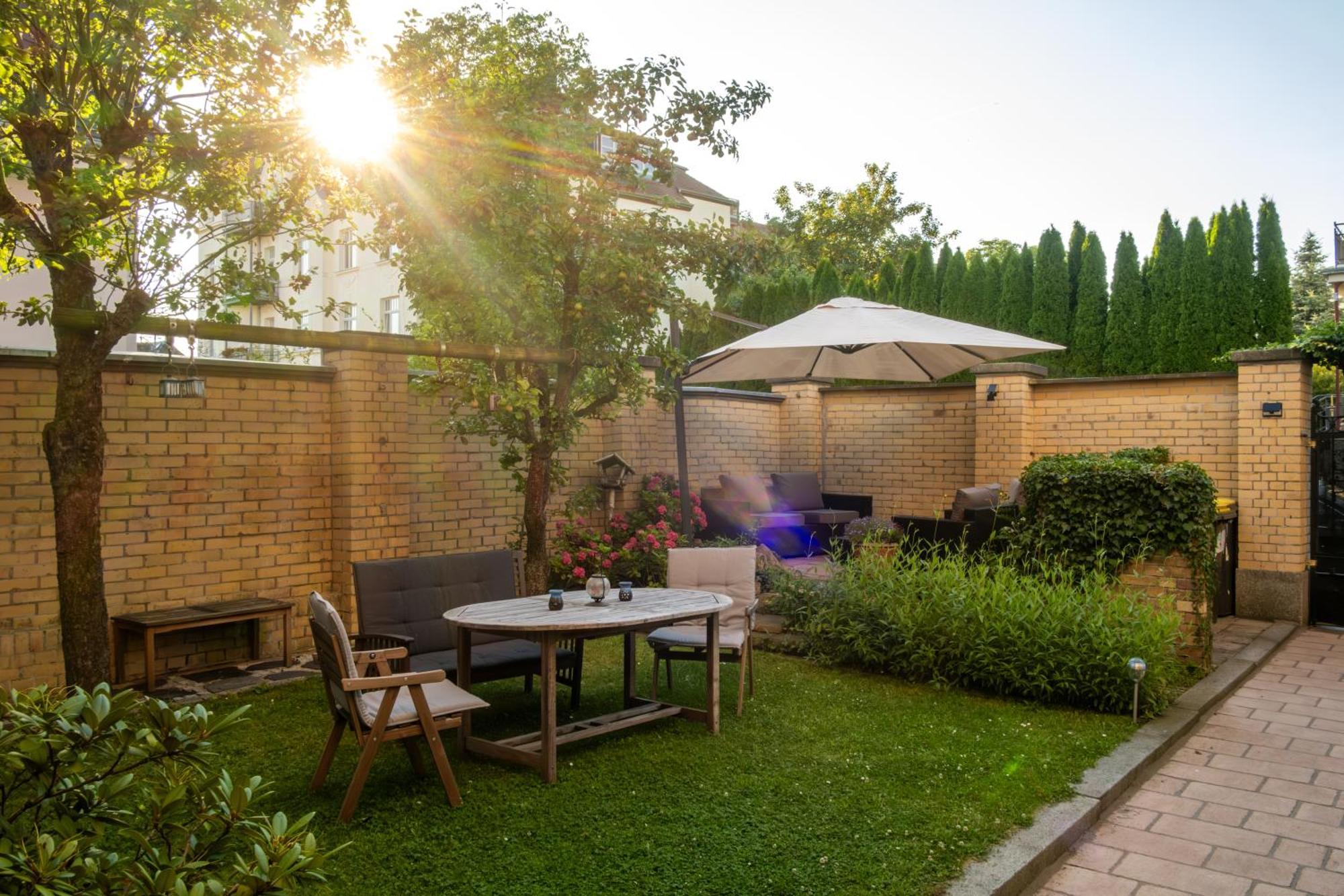 Doppelhaus- Villa Leipzig Schleussig , Moderner Altbau Apartment Dachetage Mit 2 Schlafzimmern Und Separatem Zusatzzimmer , Parkplatz - Balkon - Kamin - Eicheparkett - Arbeitsplatz Zewnętrze zdjęcie